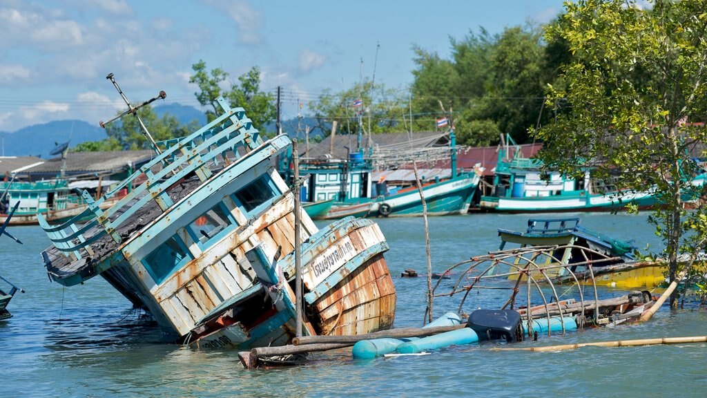 Trat showing a coastal town, boating and a bay or harbour