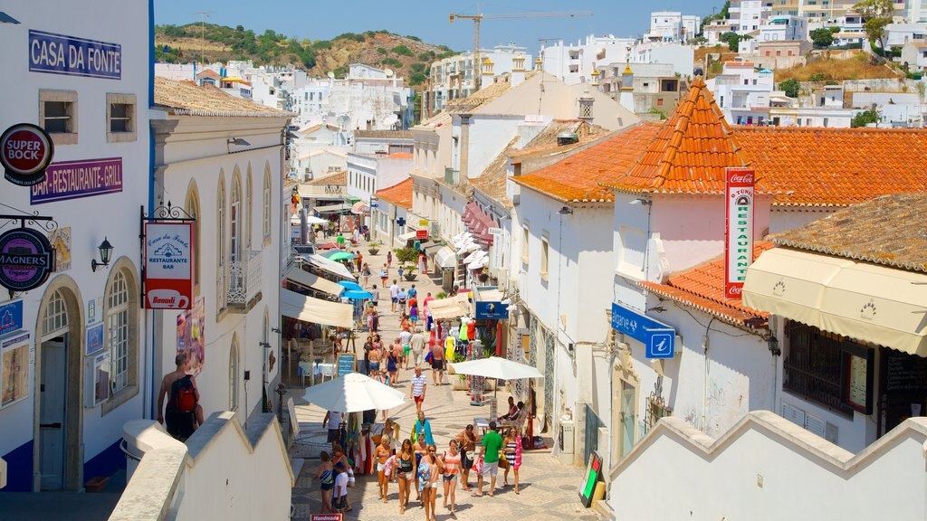 Albufeira que incluye imágenes de calles, ambiente de café y una casa