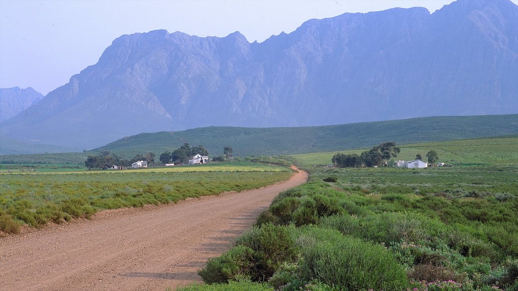 Worcester showing a small town or village, mountains and landscape views