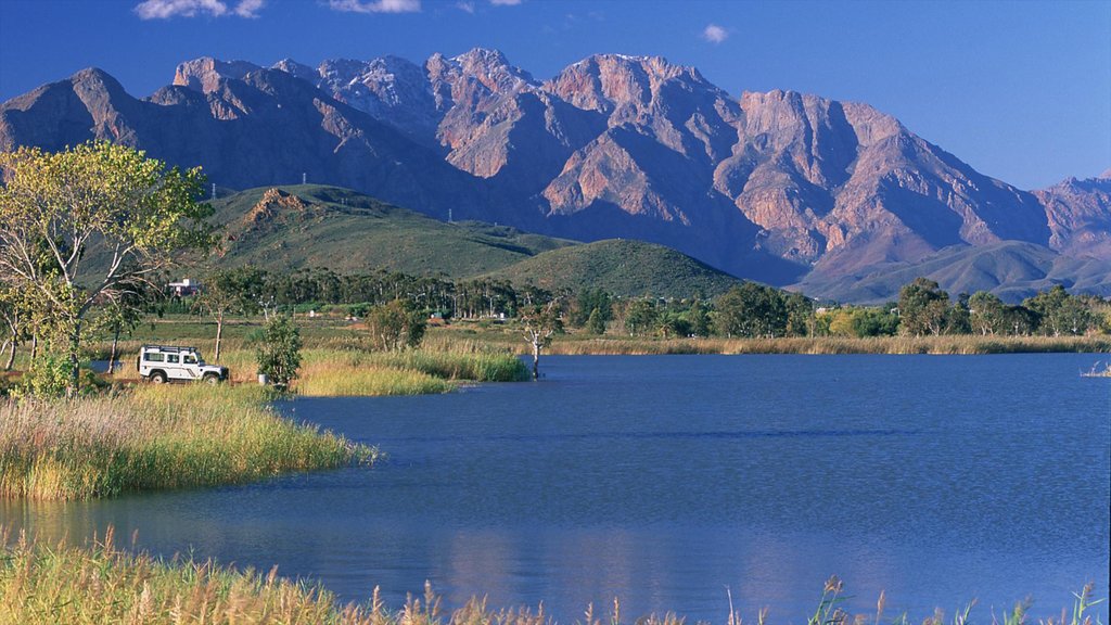 Worcester ofreciendo excursiones en vehículos, un lago o espejo de agua y montañas