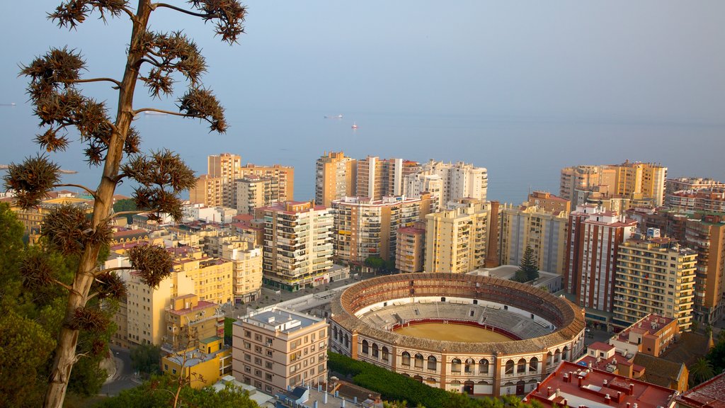 Castelo de Gibralfaro que inclui uma cidade, distrito comercial central e arquitetura de patrimônio