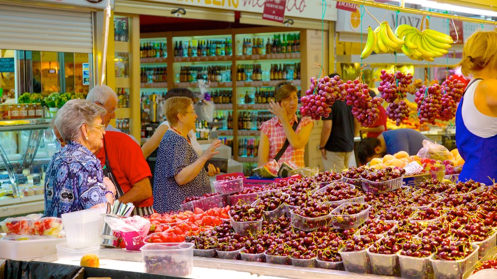 Mercado Central ofreciendo comida y mercados y también un gran grupo de personas