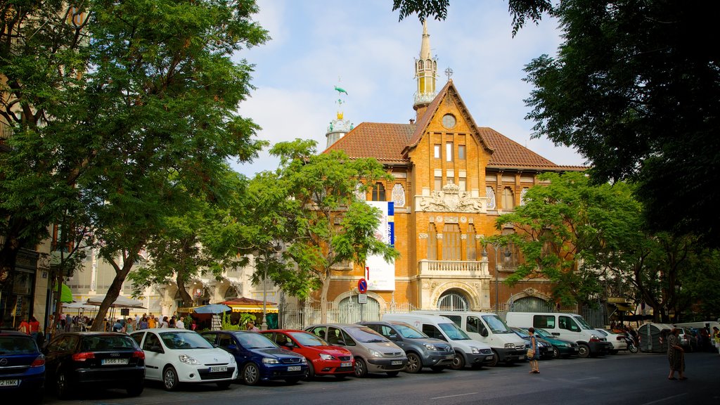 Central Market which includes heritage architecture, markets and street scenes