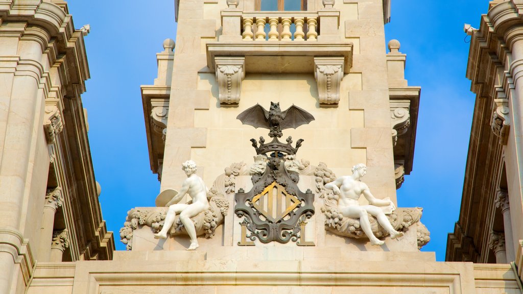 Plaza de la Reina que incluye una estatua o escultura, arquitectura patrimonial y una ciudad