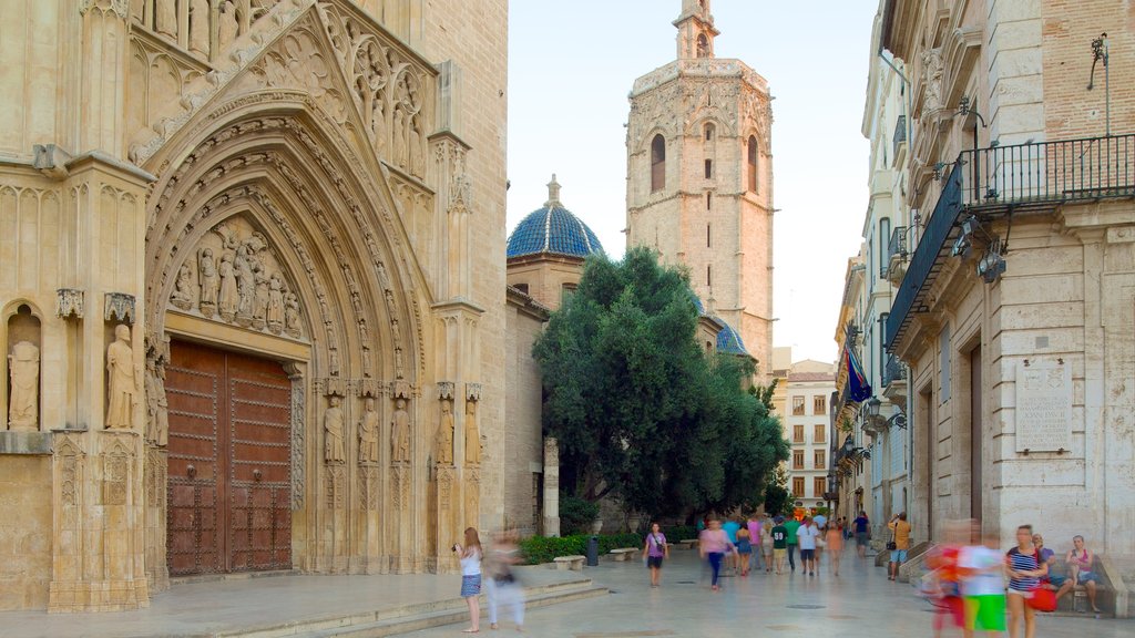 Plaza de la Virgen mostrando cenas de rua, uma cidade e arquitetura de patrimônio