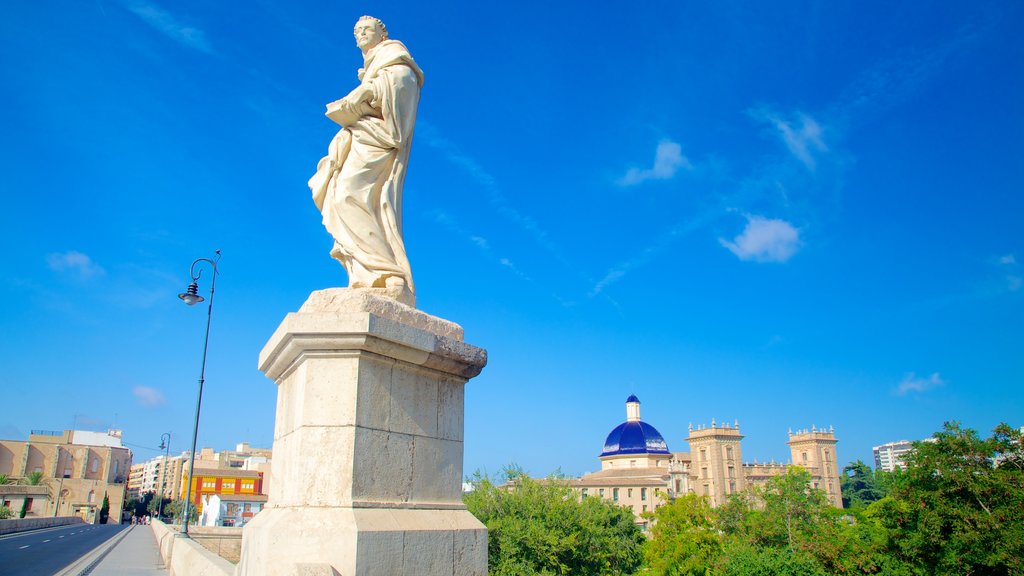 Jardins de Turia mostrando arte, arte ao ar livre e uma cidade