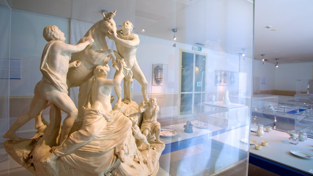 Palacio del Marqués de Dos Aguas ofreciendo vistas interiores y una estatua o escultura