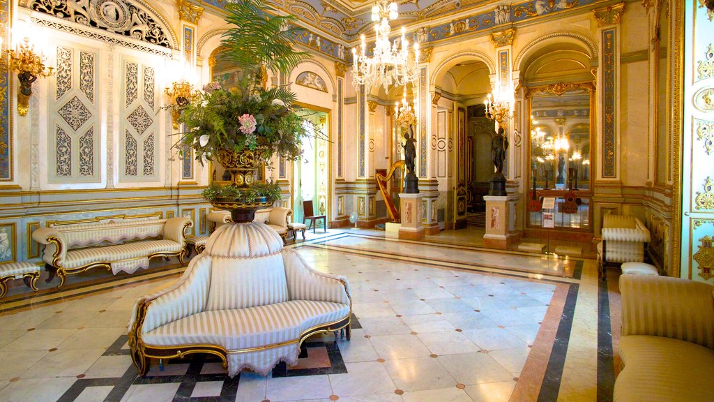 Palacio del Marqués de Dos Aguas ofreciendo vista interna y castillo o palacio