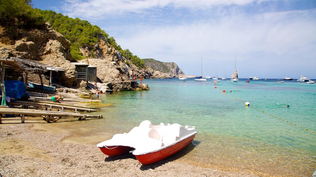 Playa de Benirrás que incluye paseos en lancha, una bahía o puerto y una ciudad costera