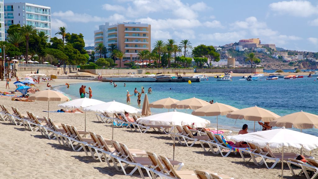 Playa d\'en Bossa mostrando una ciudad costera, una playa y natación