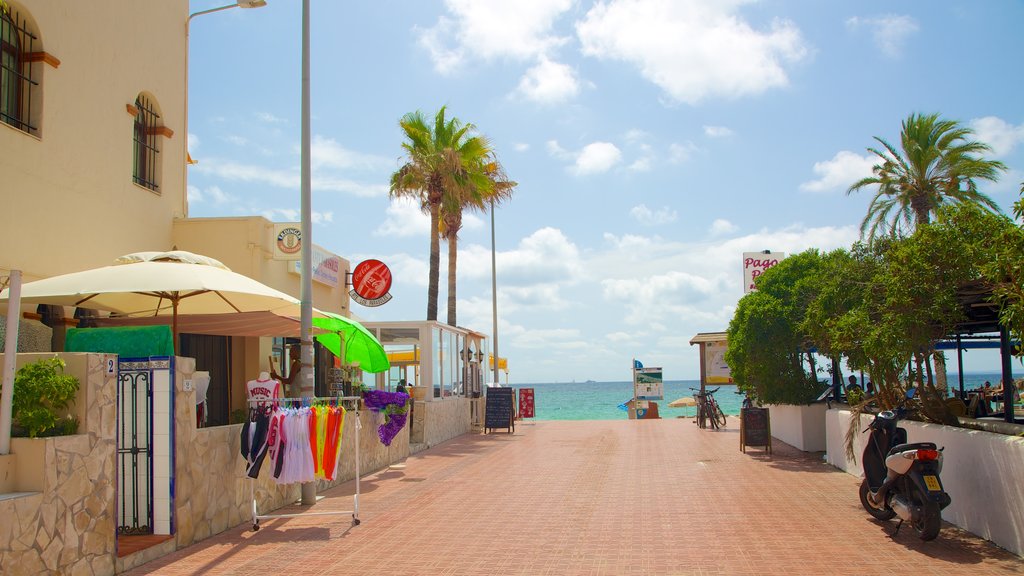 Playa d\'en Bossa mostrando vistas generales de la costa, una ciudad costera y escenas tropicales