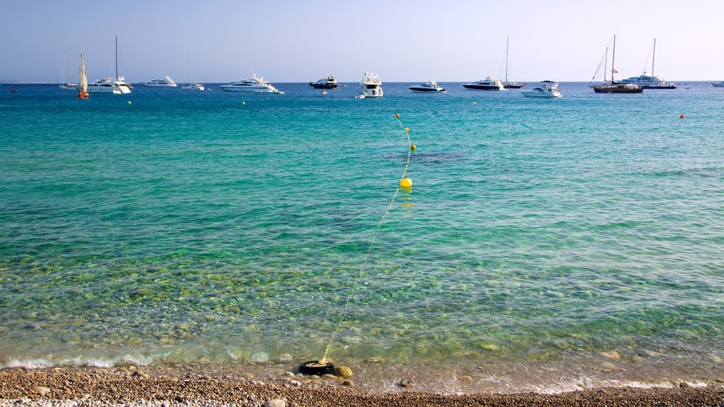 Playa de Cala Jondal que incluye botes, una bahía o un puerto y una playa