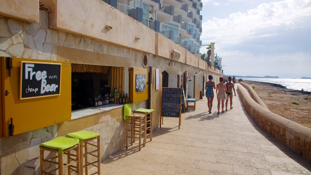 Praia Calo des Moro mostrando uma praia, uma cidade litorânea e cenas de cafeteria