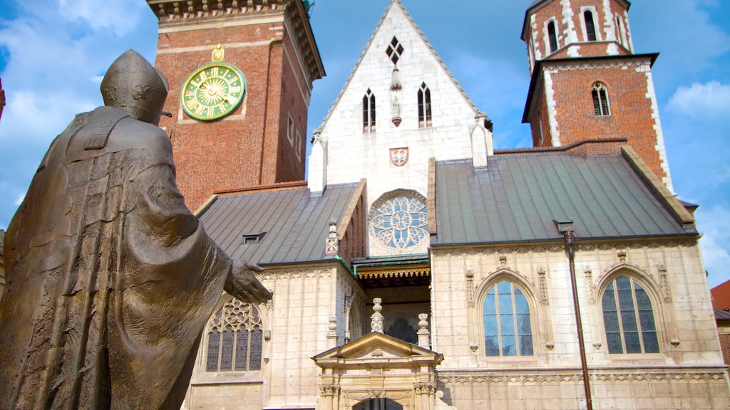 Cathédrale du Wawel montrant une statue ou une sculpture, une église ou une cathédrale et une ville