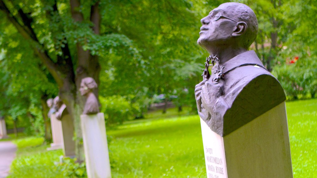 Parque Jordan ofreciendo un jardín, arte al aire libre y un monumento