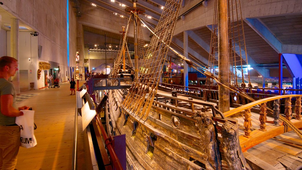 Vasamuseet caracterizando vistas internas assim como um homem sozinho