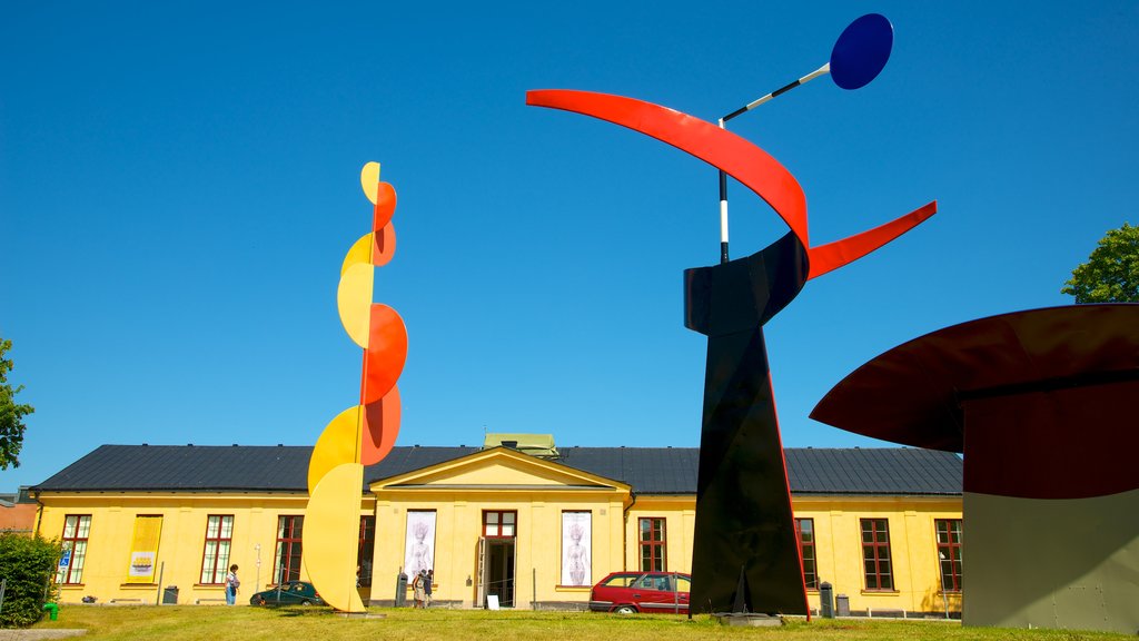 Museo de arte moderno Moderna museet que incluye una estatua o escultura y arte al aire libre