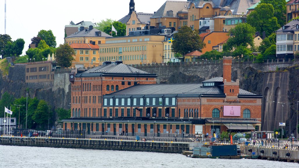 Museo de fotografía Fotografiska mostrando patrimonio de arquitectura y una ciudad costera