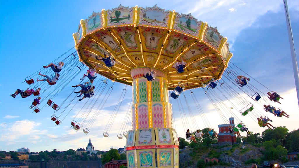 Parque de atracciones Tivoli Gröna Lund mostrando paseos y también un gran grupo de personas