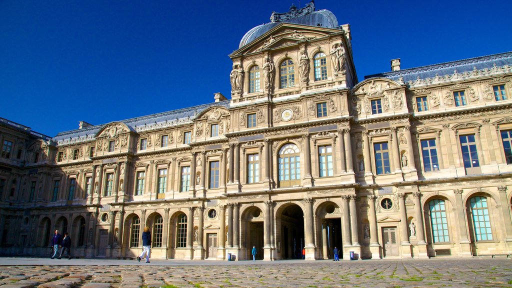 Museo del Louvre mostrando arquitectura patrimonial y un castillo