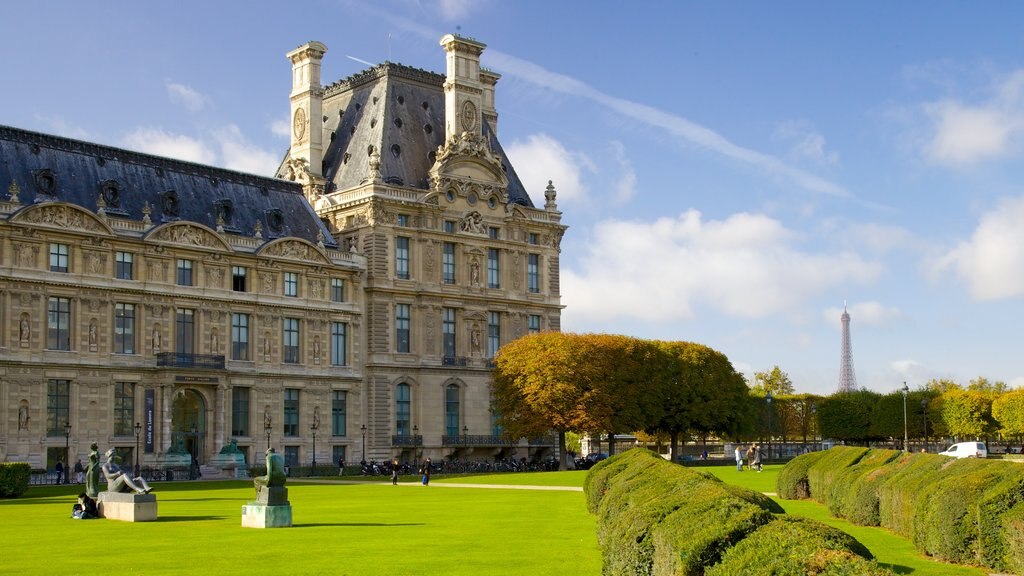 Museu do Louvre caracterizando elementos de patrimônio, um jardim e arquitetura de patrimônio