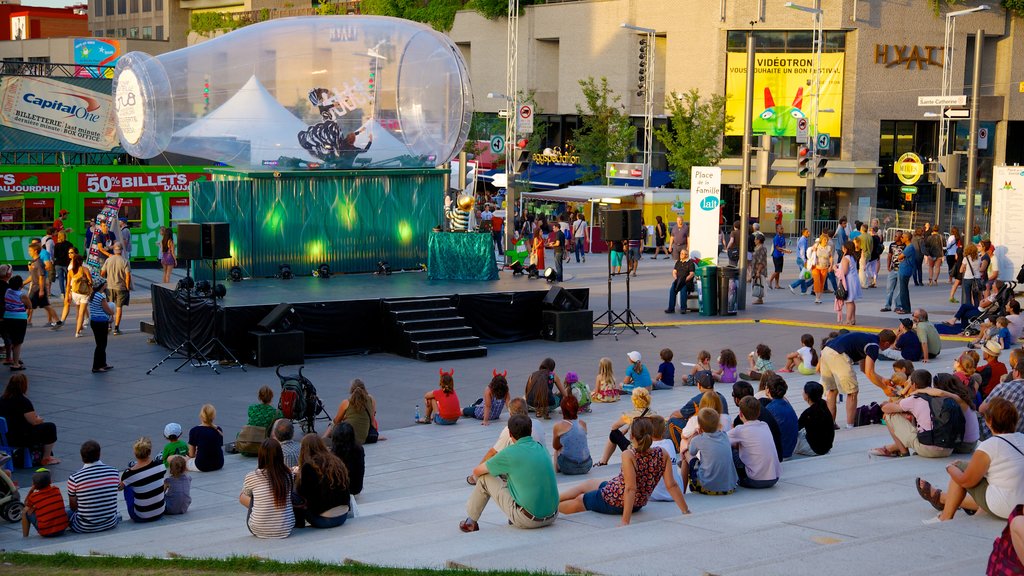 Centro de Montreal que incluye una plaza, espectáculos callejeros y arte escénico