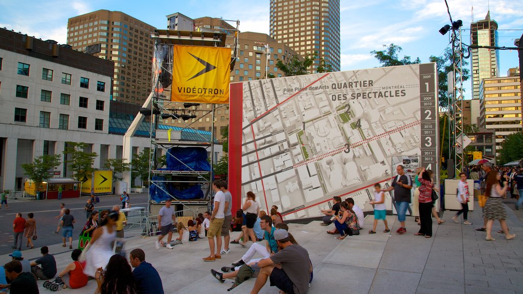 Centro de Montreal que incluye arquitectura moderna, imágenes de calles y una ciudad