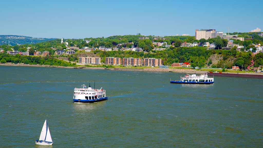 Parks Canada\'s Dufferin Terrace som viser en færge, sejlads og en kystby