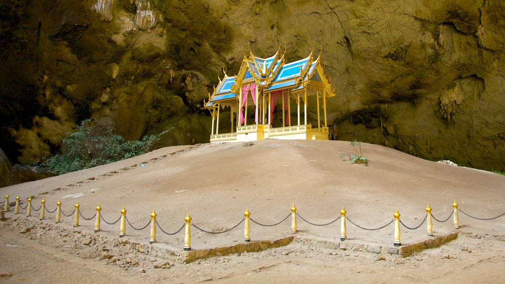 Khao Sam Roi Yot National Park inclusief een tempel of gebedshuis en historische architectuur