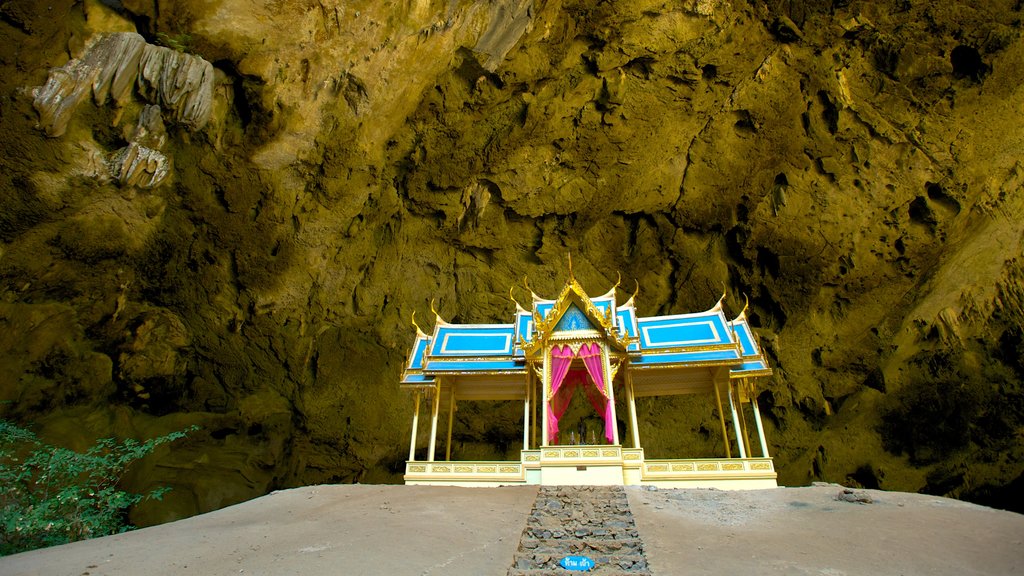 Khao Sam Roi Yot National Park que incluye un templo o lugar de culto y patrimonio de arquitectura