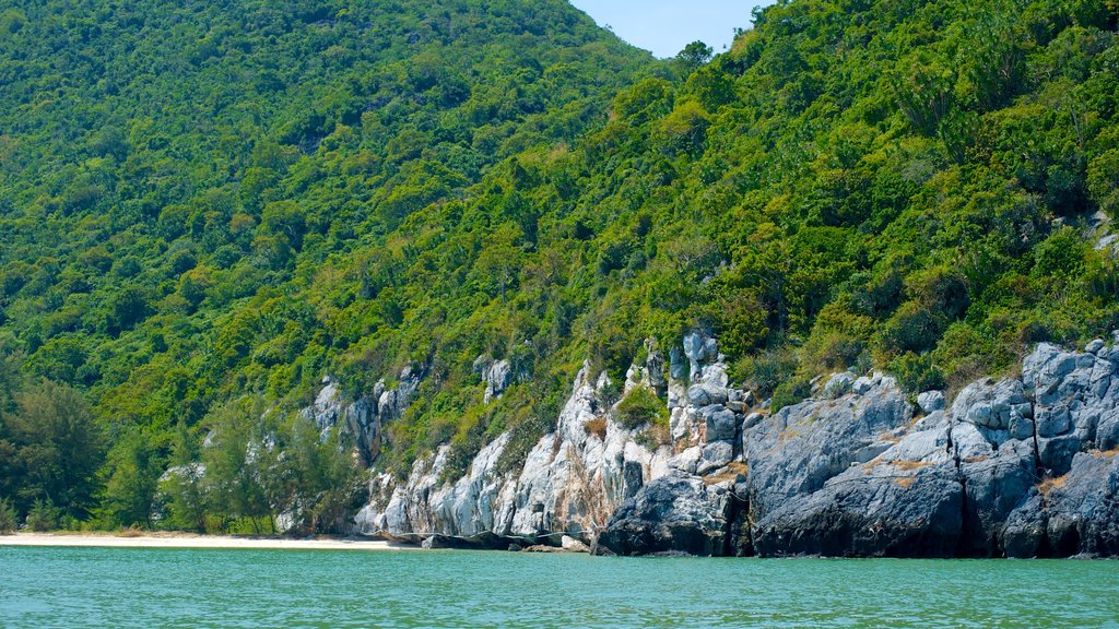 Khao Sam Roi Yot National Park que incluye vista panorámica, montañas y costa rocosa