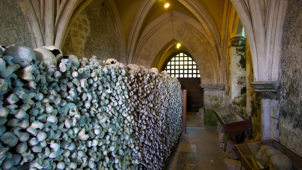 Hythe ofreciendo elementos patrimoniales y una iglesia o catedral