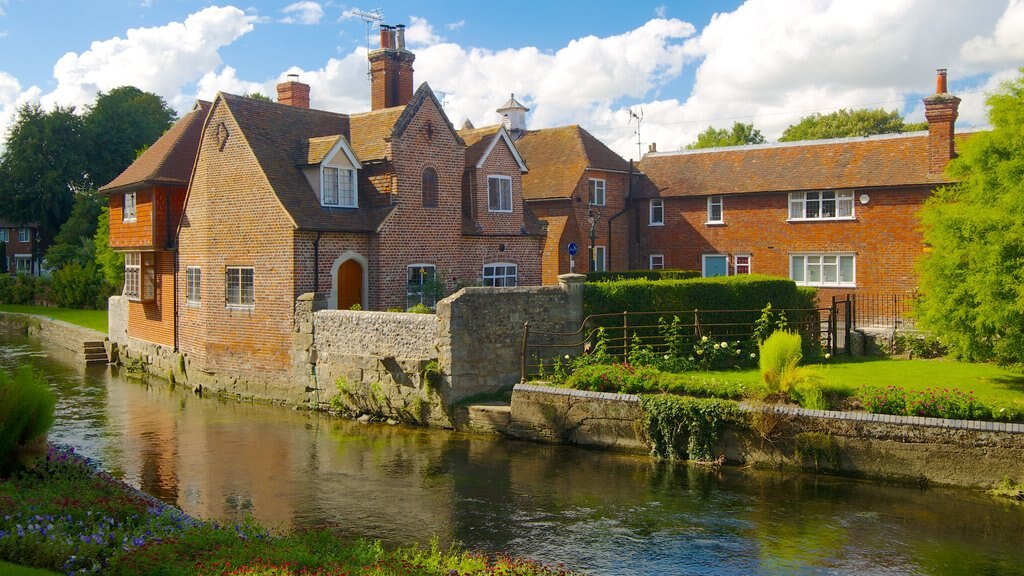 Canterbury mostrando una casa, arquitectura patrimonial y un río o arroyo