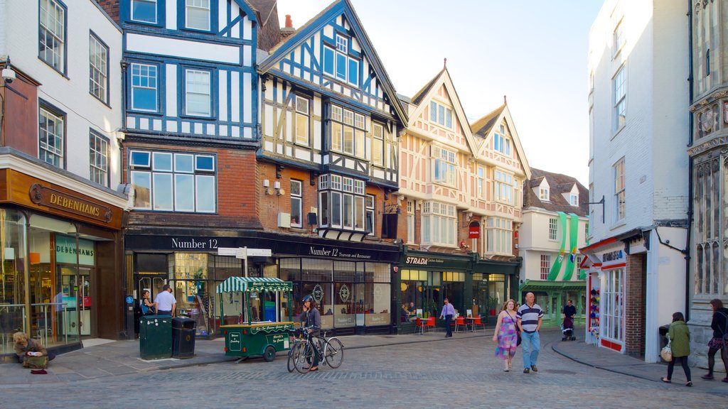 Canterbury que incluye patrimonio de arquitectura y escenas urbanas y también una pareja