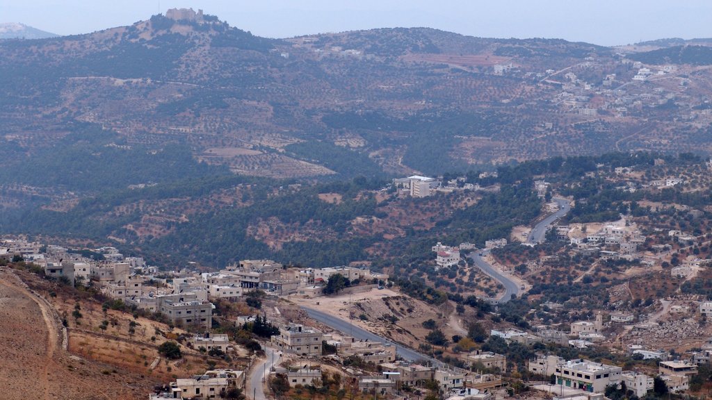 Ajloun que inclui uma cidade e paisagem