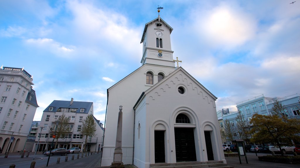 Hallgrímskirkja som viser by, religiøse elementer og kirke eller katedral