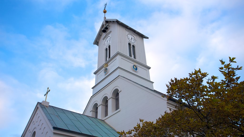 Hallgrímskirkja fasiliteter samt religiøse elementer og kirke eller katedral