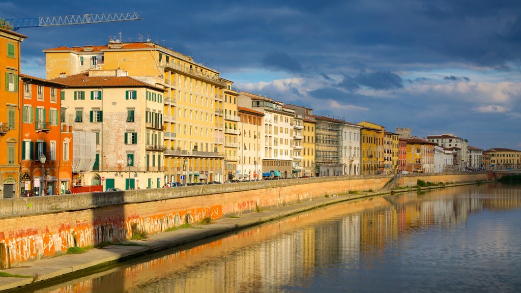 Pisa que incluye arquitectura patrimonial y un río o arroyo