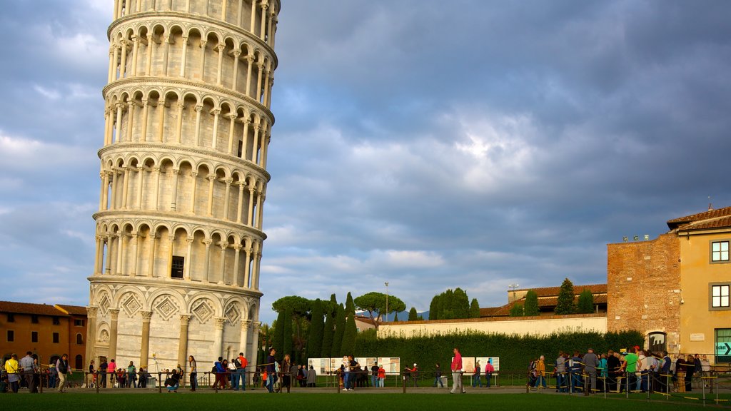 Leaning Tower showing heritage elements, a park and heritage architecture