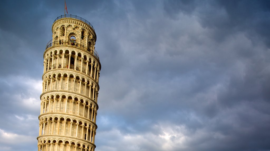 Torre inclinada ofreciendo elementos del patrimonio y patrimonio de arquitectura