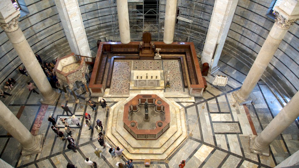 Pisa Baptistry som omfatter interiør, historiske bygningsværker og en kirke eller en katedral