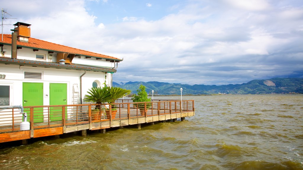 Lago Massaciuccoli que inclui uma casa e paisagens litorâneas