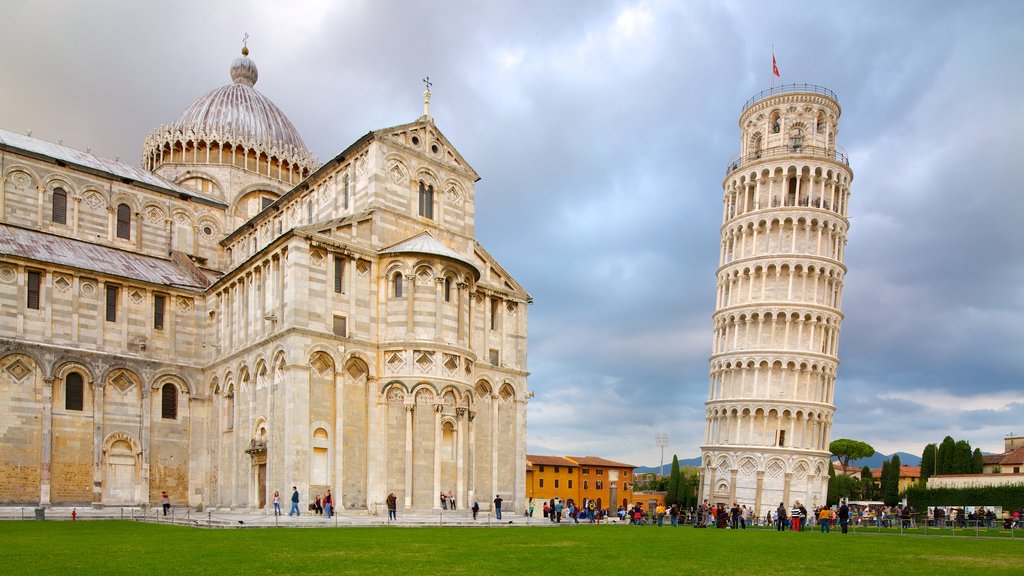 Torre Inclinada de Pisa caracterizando um monumento, uma praça ou plaza e uma cidade