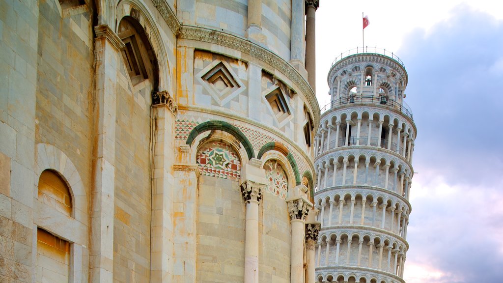 Torre inclinada mostrando una ciudad, patrimonio de arquitectura y un monumento