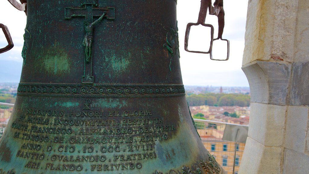 Scheve toren van Pisa toont een monument en historisch erfgoed