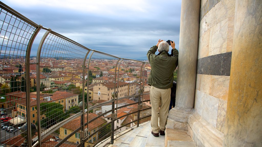 Torre inclinada ofreciendo patrimonio de arquitectura, vistas y una ciudad