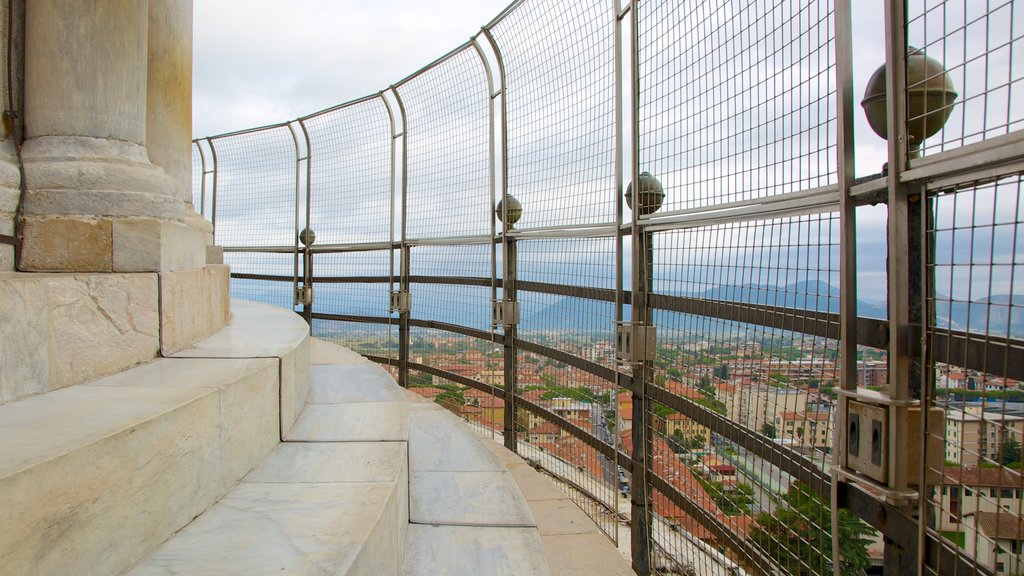 Torre inclinada mostrando arquitectura patrimonial, una ciudad y vista