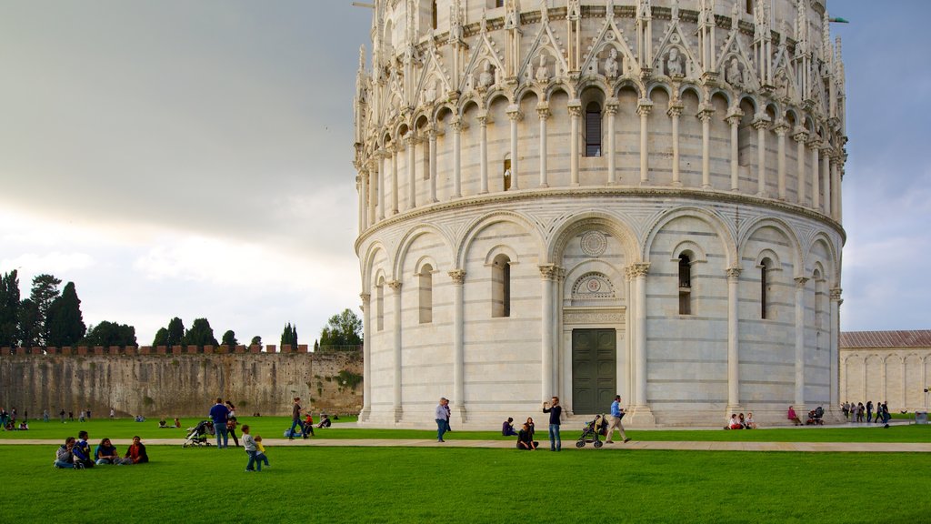 Pisa Baptistry som omfatter en plads eller et torv, en kirke eller en katedral og historiske bygningsværker