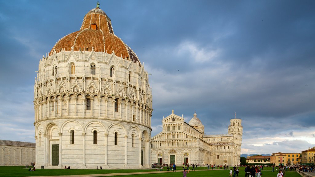 Baptisterio de Pisa mostrando elementos religiosos, castillo o palacio y una ciudad