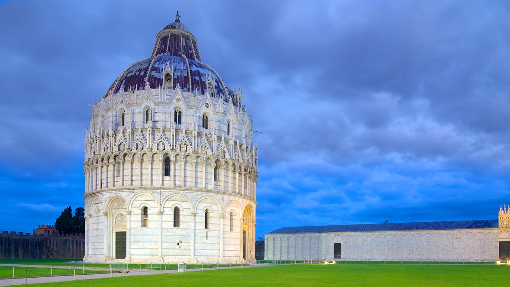 Baptisterio de Pisa mostrando un templo o lugar de culto, una iglesia o catedral y un monumento